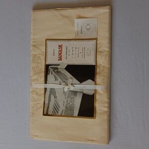 Vintage Damask Tablecloth/Napkin Set